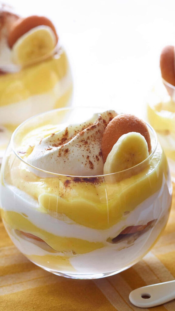 Delicious Delights: Indulging in Vanilla Banana Pudding amid Android Desserts Wallpaper