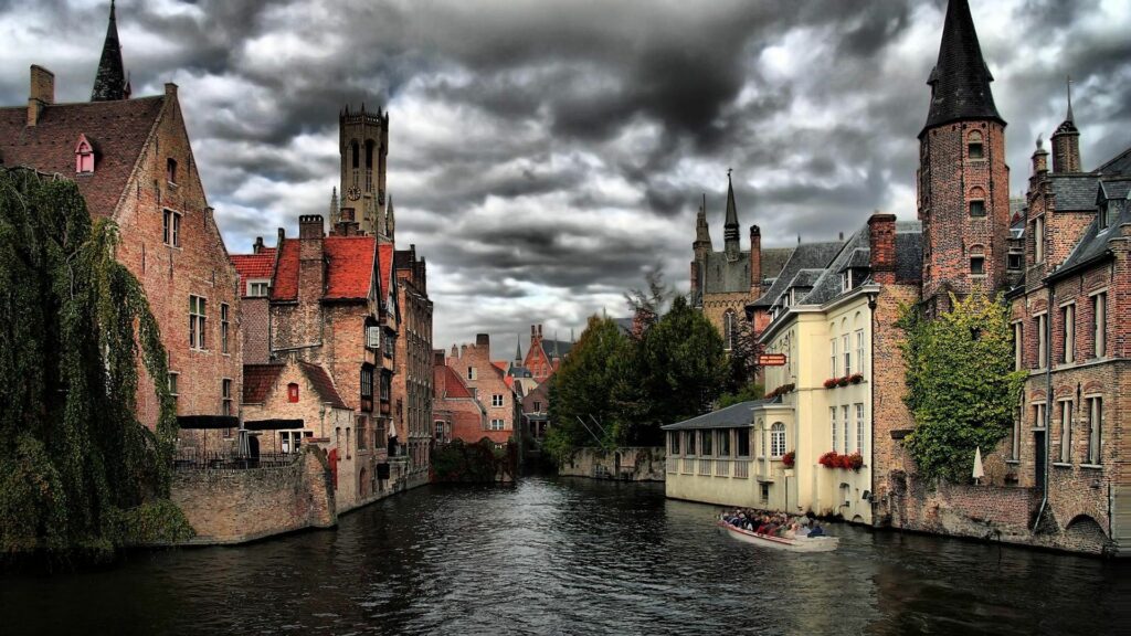 Mesmerizing Venice Canal Wallpaper: Historic Charm & Dramatic Skies
