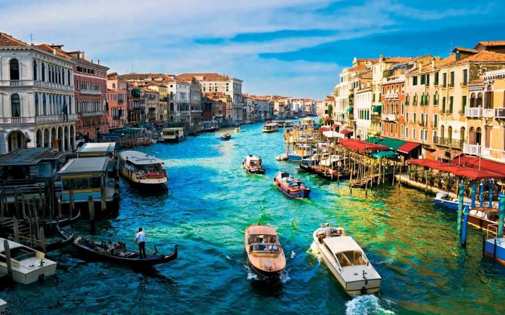 Venice Wallpaper: Vibrant Canal Scene with Gondolas & Colorful Houses
