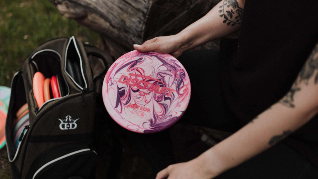 Vibrant 1440p Wallpaper: Colorful Marbled Frisbee in Outdoor Scene