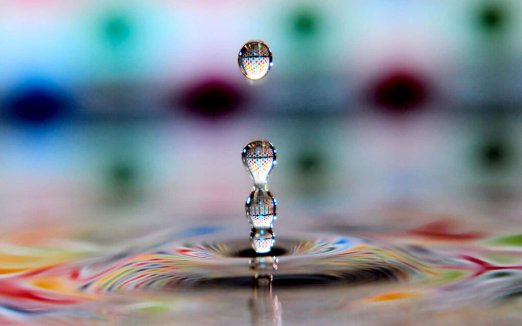 Vibrant 3D Abstract Water Droplets Wallpaper with Colorful Reflections
