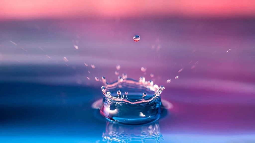 3D water drop splash with vibrant pink purple gradient crown splash high-resolution wallpaper