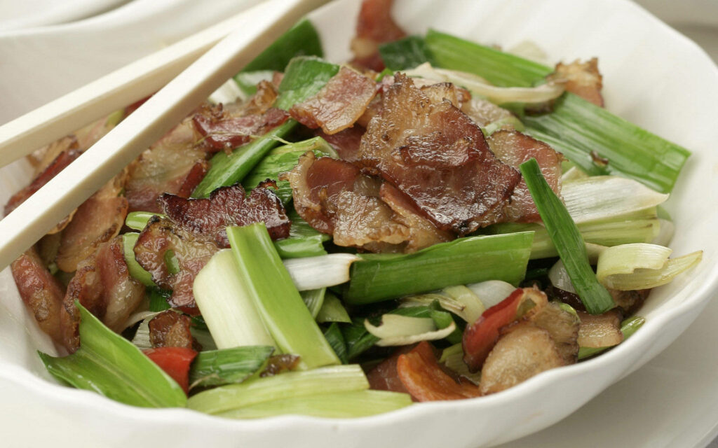 Vibrant 4K Wallpaper of Delicious Pork Slices with Fresh Vegetables