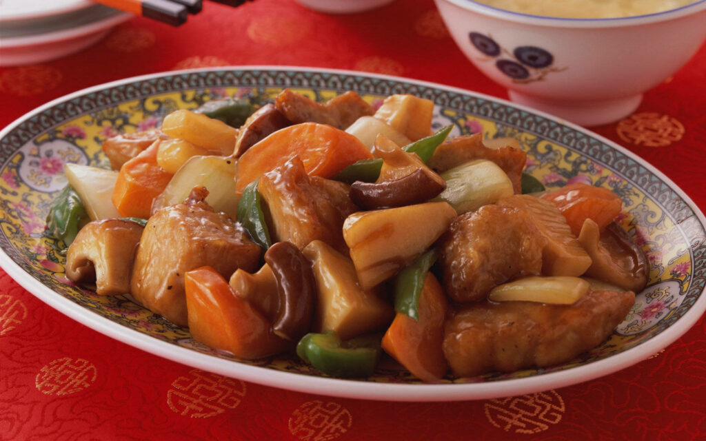 Colorful 4K Wallpaper: Sautéed Pork & Veggies on Ornate Plate