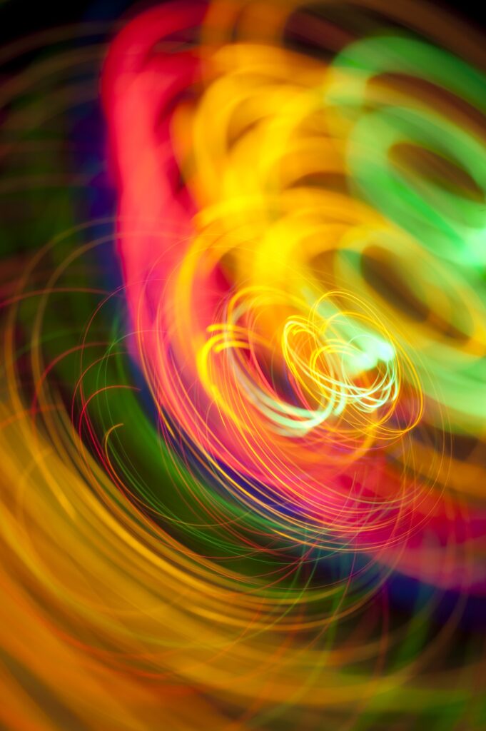 Vibrant Abstract Wallpaper: Dynamic Intertwined Rings 1996x3000
