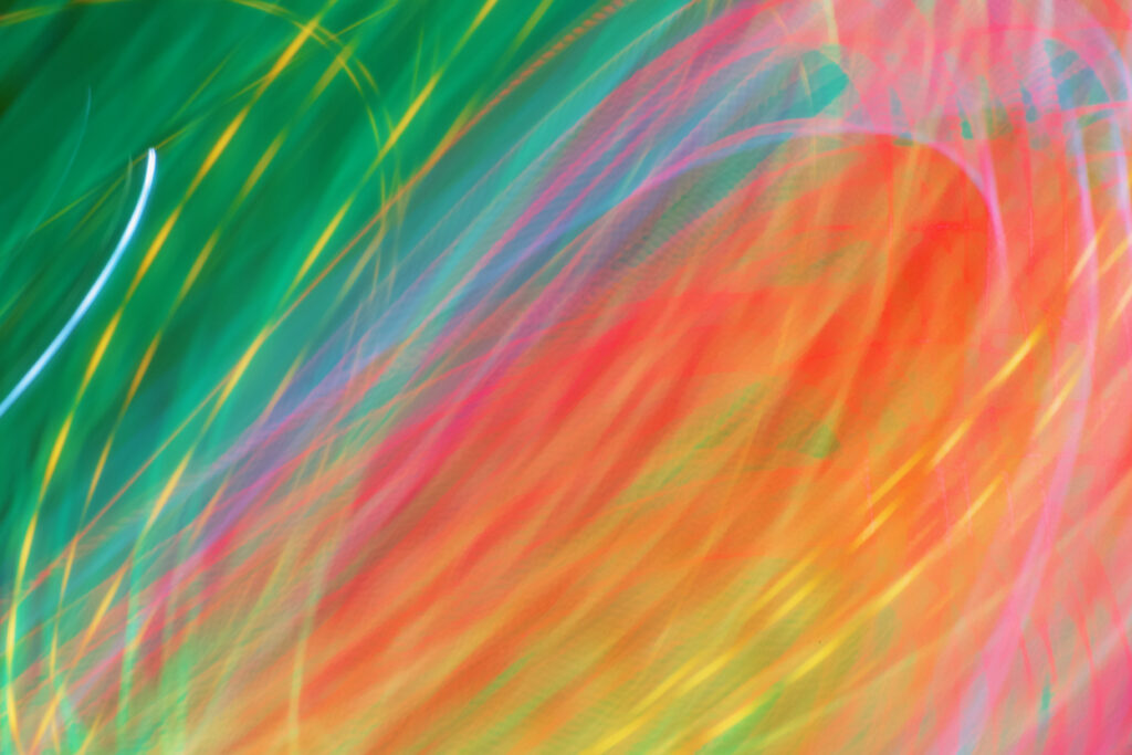 Dynamic Abstract Wallpaper: Intertwining Lines & Vibrant Colors