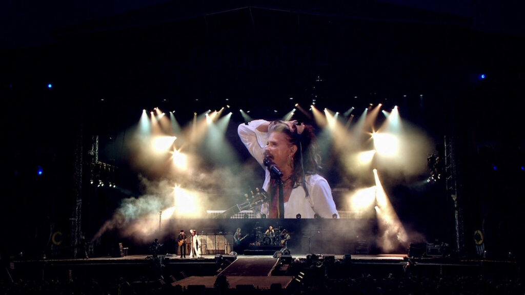 Vibrant Aerosmith Concert Wallpaper: Energetic Crowd & Lighting