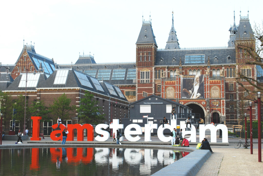 Vibrant I Amsterdam Wallpaper: Rijksmuseum Reflection Background