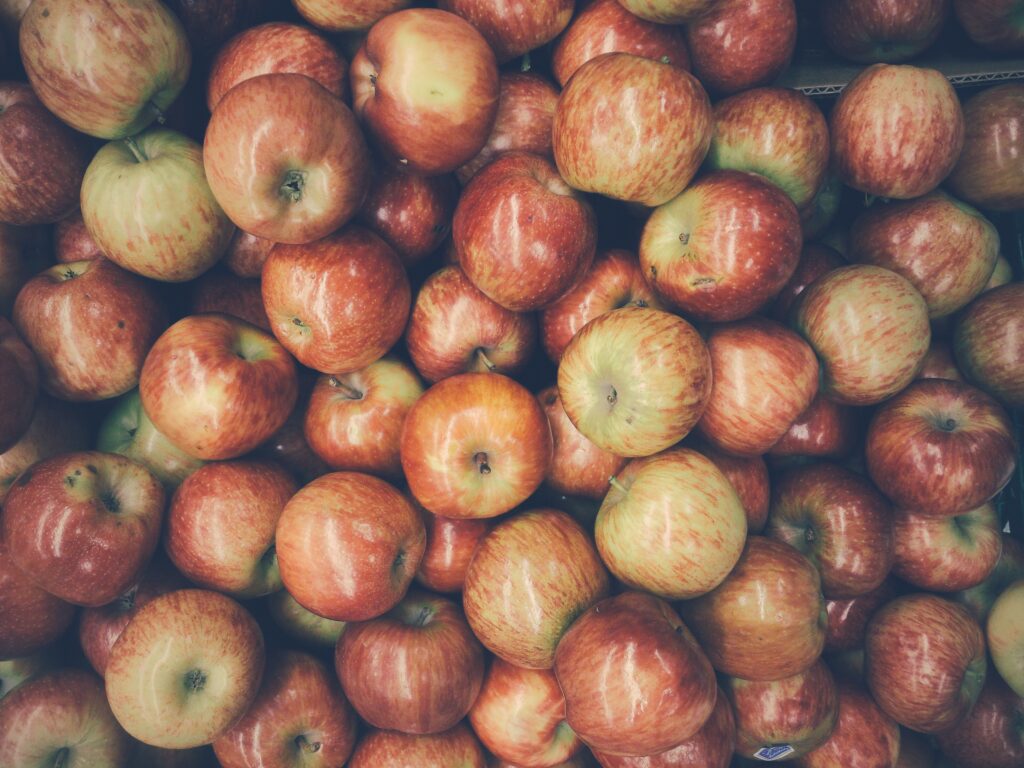 Vibrant Wallpaper of Fresh Ripe Red Apples - Nature's Abundance
