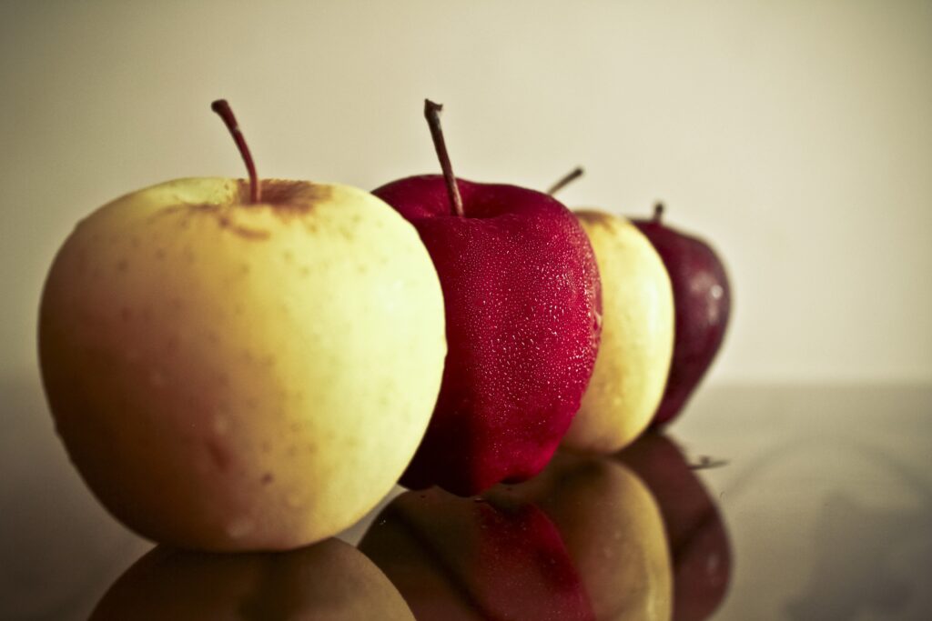 Vibrant Apple Wallpaper: Close-Up with Water Droplets Reflection