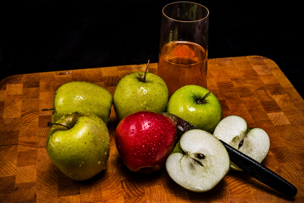 Fresh Apples Wallpaper: Green & Red Varieties on Cutting Board