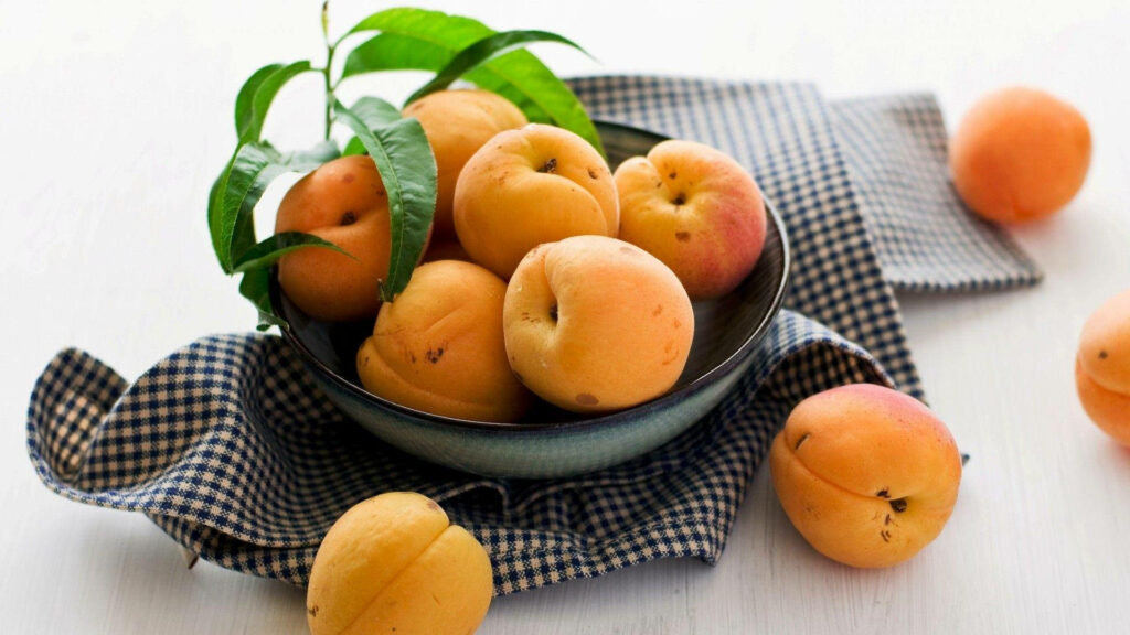 Vibrant Apricot Bowl Wallpaper - Summer Warmth & Natural Beauty