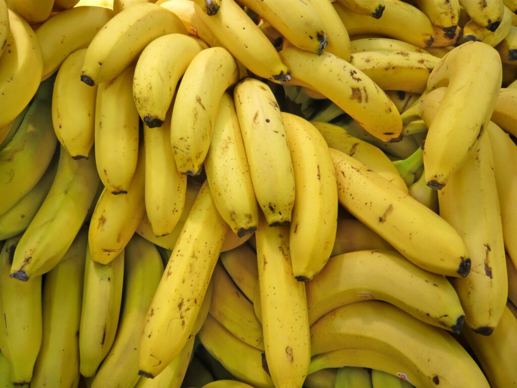 Vibrant Close-Up Wallpaper of Ripe Yellow Bananas' Smooth Texture