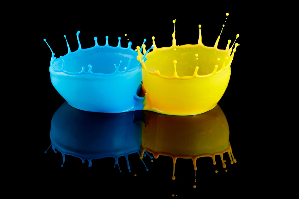 Vibrant Bicolor Wallpaper: Blue & Yellow Paint Splashes Reflection