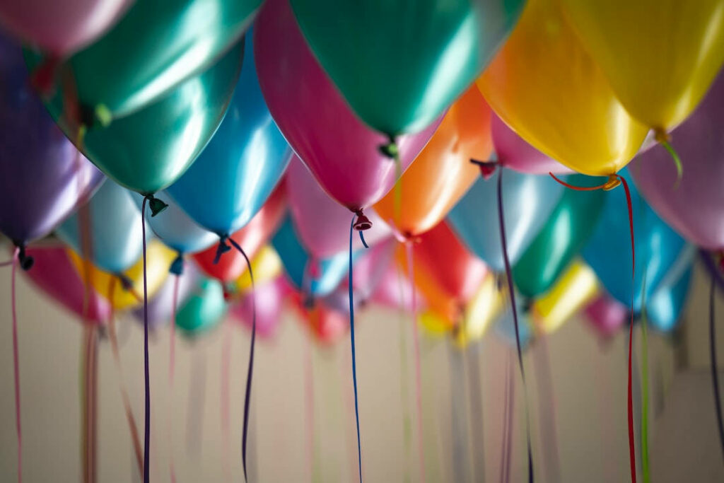 Festive Colorful Balloon Wallpaper for Happy Birthday Celebrations