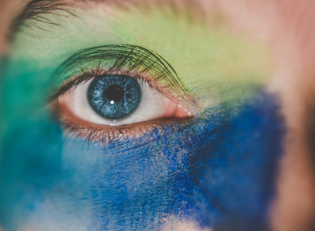 Vibrant Blue Eye Close-Up Wallpaper with Detailed Patterns