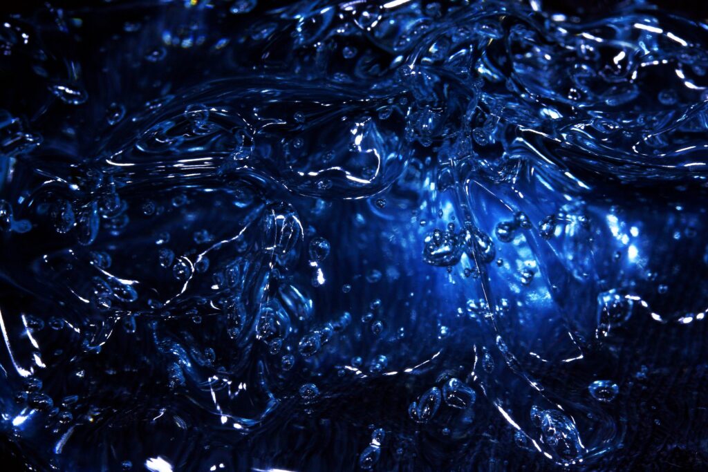 Stunning Blue Water Droplets Wallpaper: Intricate Close-Up Details