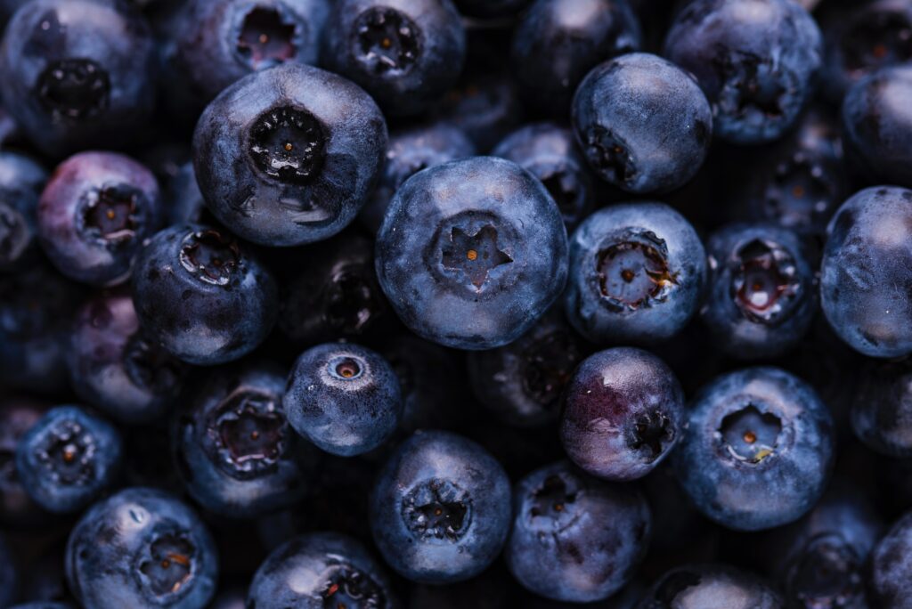 Close-Up Wallpaper of Fresh Ripe Blueberries - Vibrant Texture Background