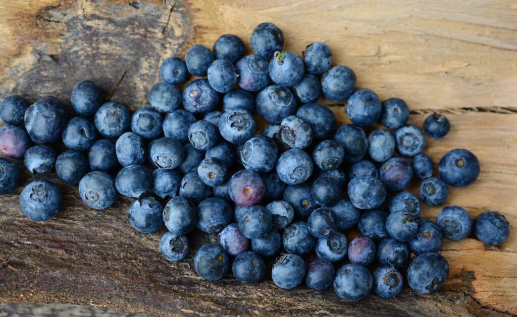 Vibrant Blueberry Wallpaper: Close-Up on Fresh Berries and Rustic Wood