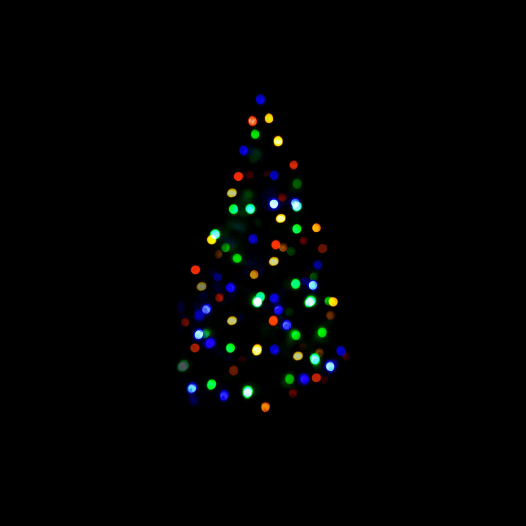 Modern Christmas Tree Wallpaper with Vibrant Bokeh Lights