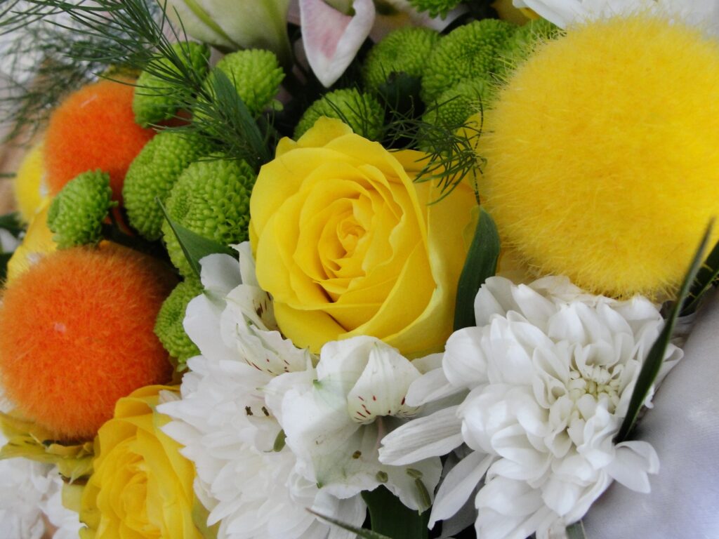 Vibrant Bouquet Wallpaper: Bright Yellow Roses & Lively Floral Display