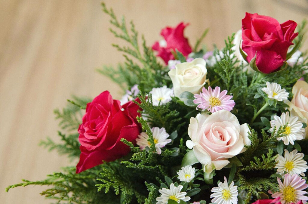 Vibrant Red & Pink Rose Bouquet Wallpaper on Soft Neutral Background