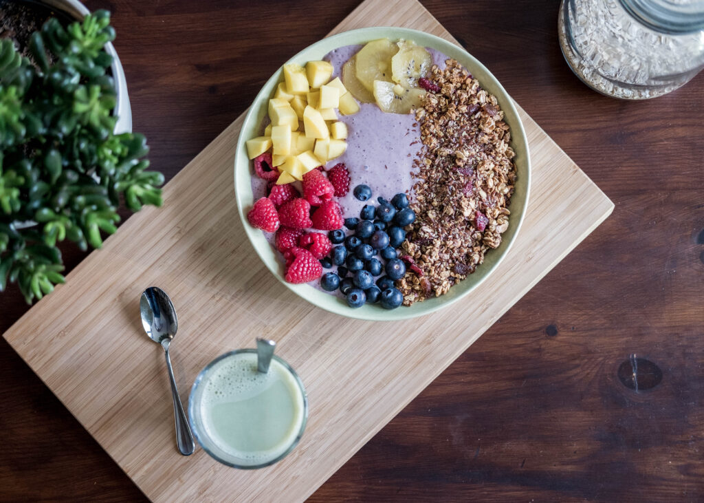 Vibrant Breakfast Bowl: Creamy Porridge & Fresh Fruit Wallpaper
