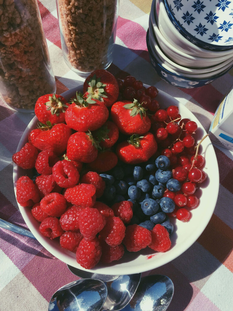 Colorful Berry Breakfast Plate: Healthy Wallpaper Background