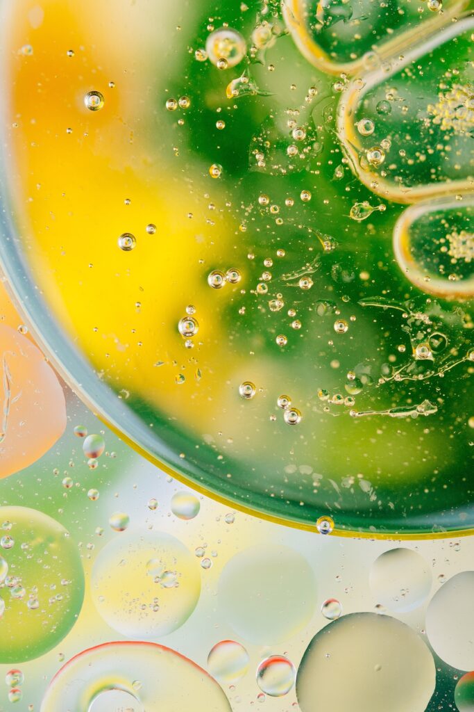 Vibrant Gradient Bubble Wallpaper: Abstract Green & Yellow Design