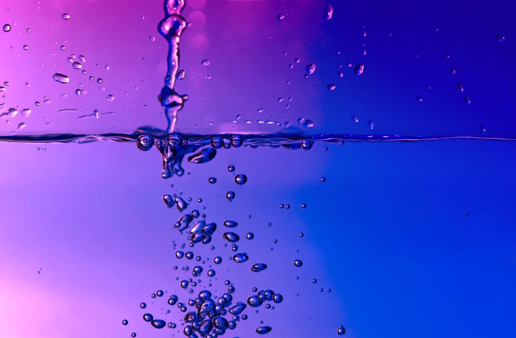Vibrant Gradient Wallpaper: Bubbles Rising in Soothing Pink & Blue