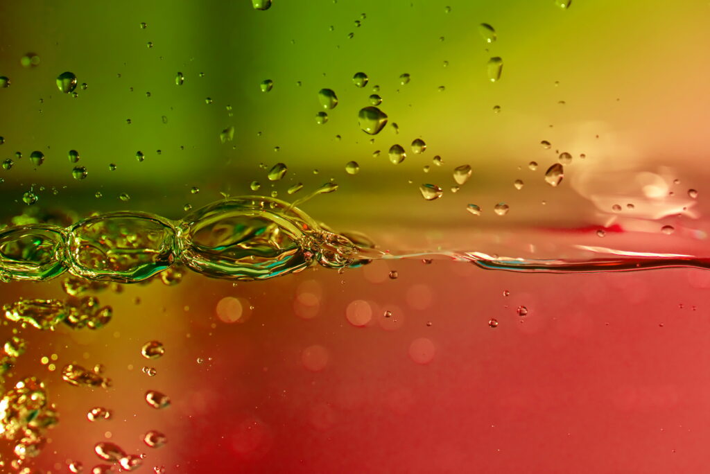 A Vibrant Aquatic Symphony: A Mesmerizing 5K Wallpaper with Splashy Water, Sparkling Bubbles, and a Stunning Multicolored Gradient