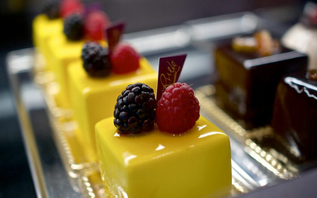 Vibrant Cake Wallpaper: Glossy Raspberries & Blackberries Design