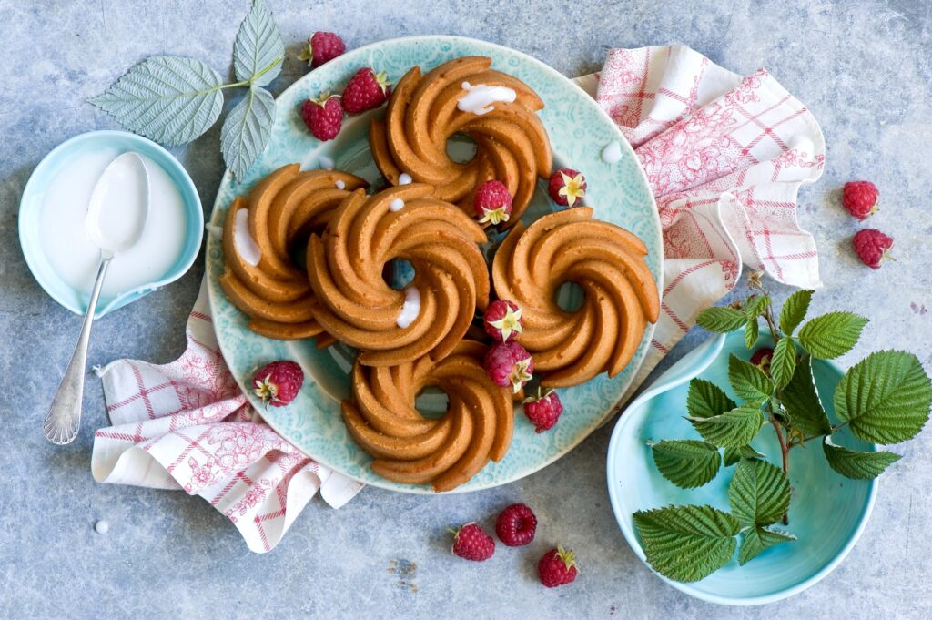 Vibrant Cake Wallpaper: Decorated Plates with Raspberries & Cream