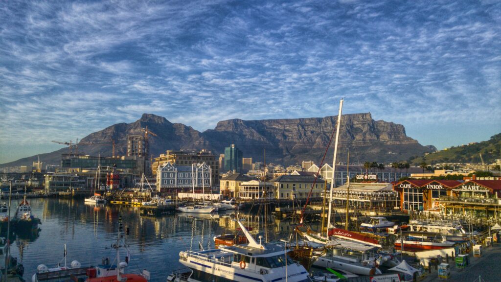 Vibrant Cape Town Waterfront Wallpaper with Table Mountain View