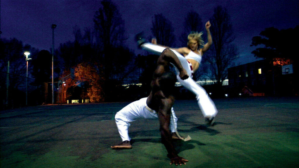 Vibrant Evening Capoeira Wallpaper: Intricate Moves in Dim Light