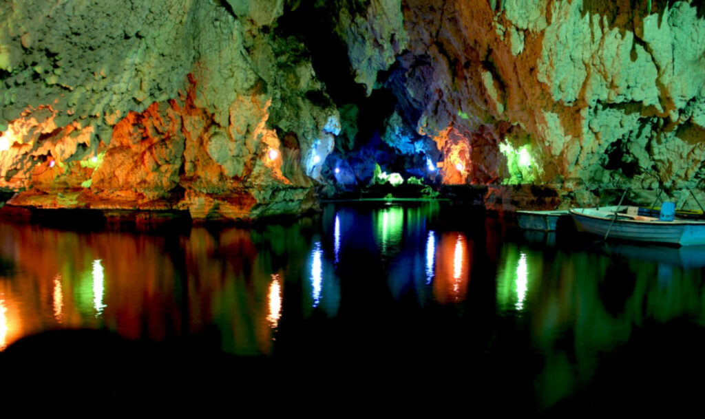 Vibrant Cave Wallpaper: Mesmerizing Colors & Reflections in Water