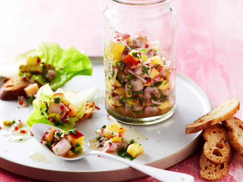 Vibrant Ceviche Wallpaper: Colorful Dish with Toasted Bread & Lettuce