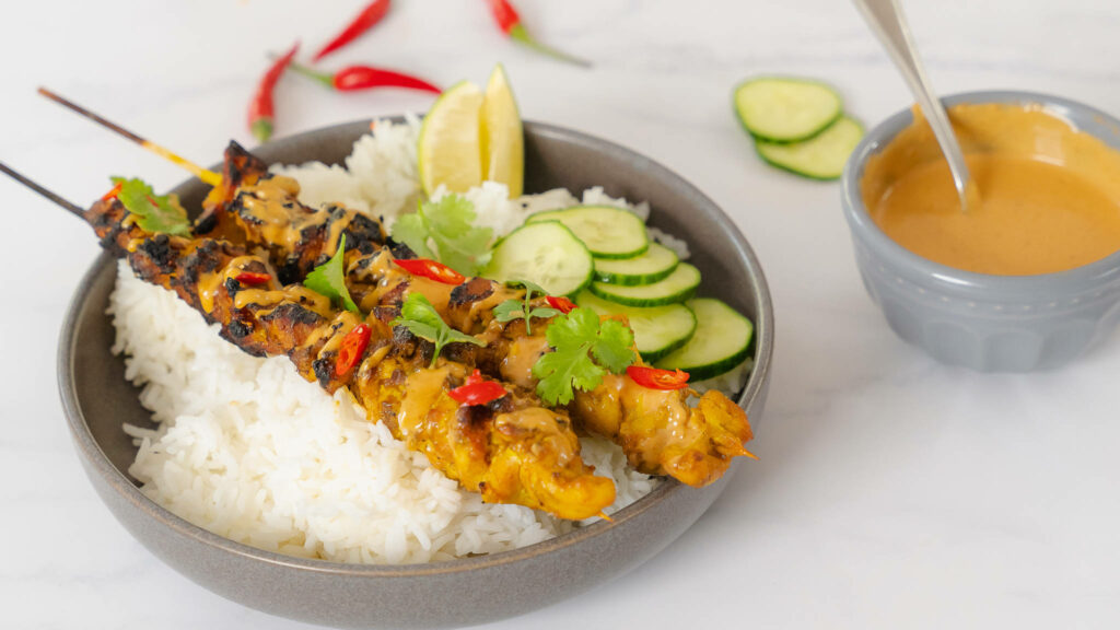 Vibrant Chicken Satay Wallpaper with Rice & Peanut Sauce Delight