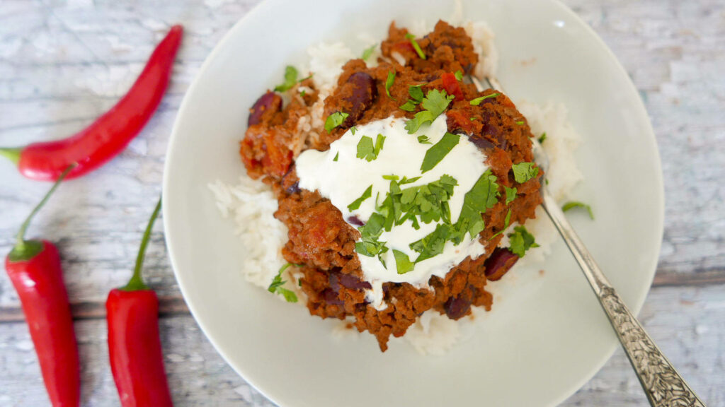 Vibrant Chili Con Carne Wallpaper: Flavorful Dish with Rice & Herbs