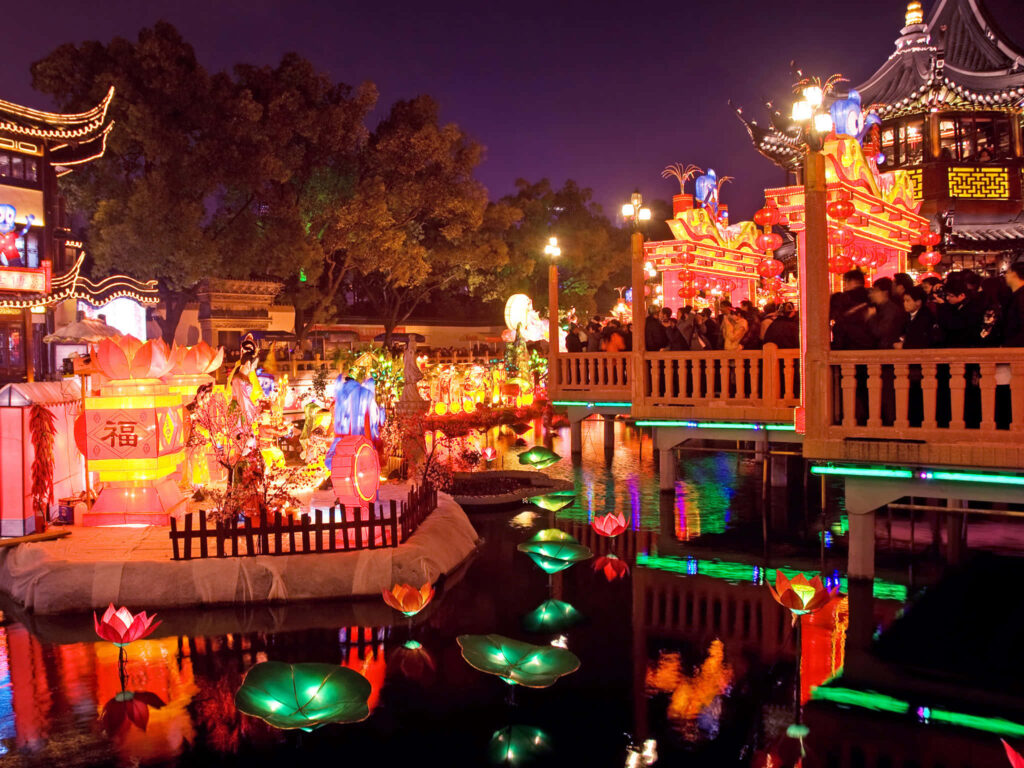 Vibrant China Night Scene Wallpaper: Lanterns & Reflections