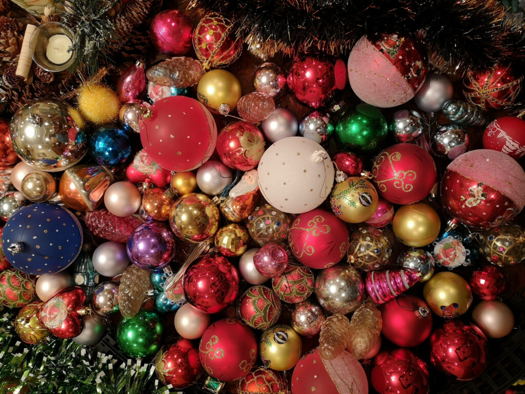 Vibrant Christmas Balls Wallpaper for Festive Holiday Cheer