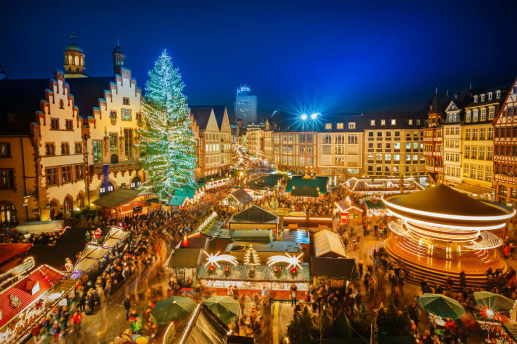 Vibrant Night Christmas Market Scene with Festive Tree & Booths Wallpaper