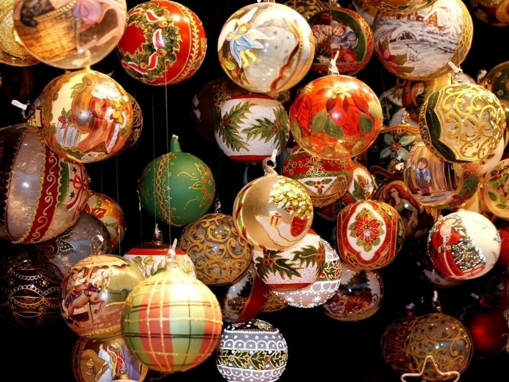 Vibrant Christmas Ornaments Wallpaper: Festive Holiday Cheer
