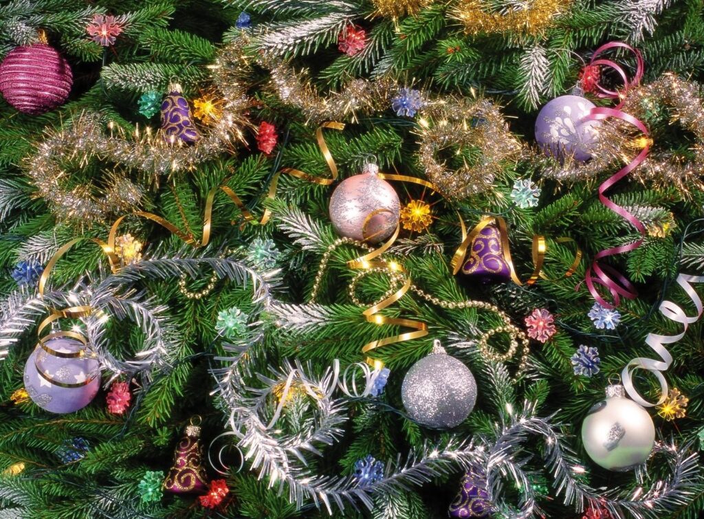 Lush Christmas Tree Wallpaper: Festive Tinsel & Colorful Ornaments
