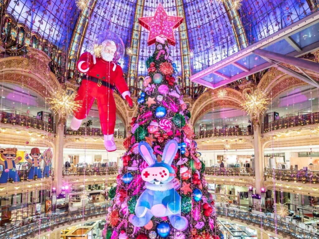 Vibrant Christmas Tree Wallpaper: Festive Mall Decor & Joyful Atmosphere