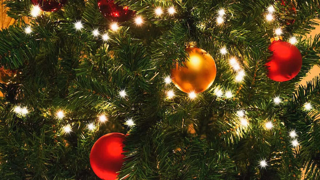 Vibrant Christmas Tree Wallpaper: Twinkling Lights & Festive Joy