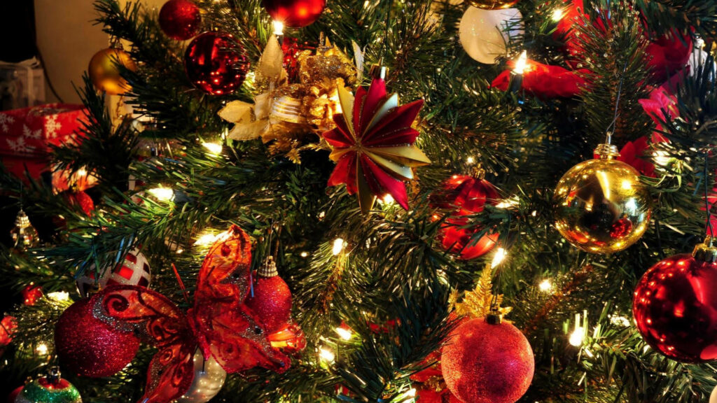 Festive 4K Wallpaper: Beautifully Adorned Christmas Tree Background