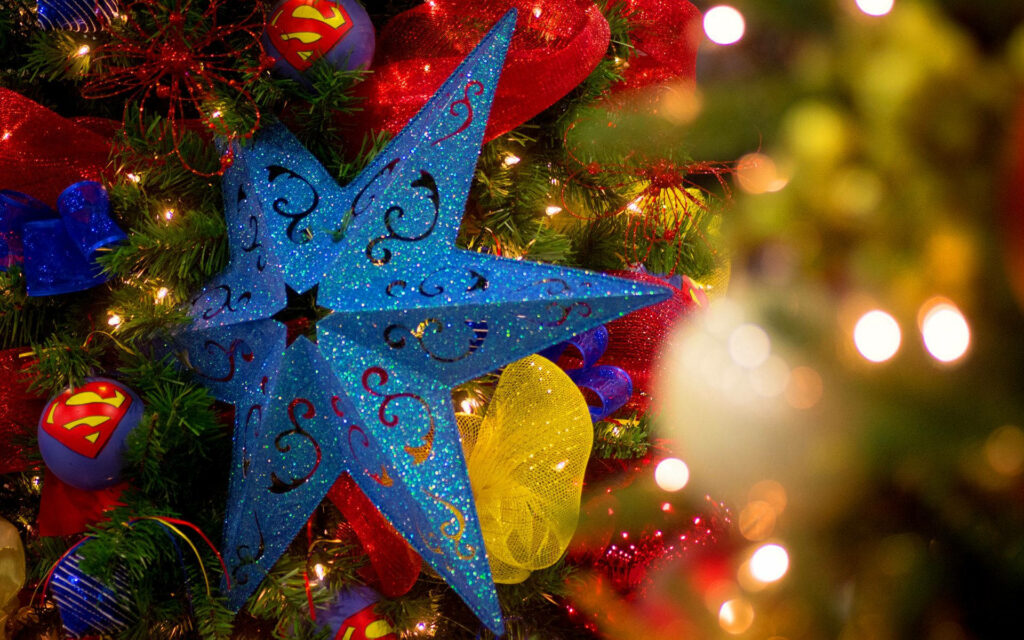 Vibrant Christmas Tree Wallpaper with Sparkling Blue Star Ornament