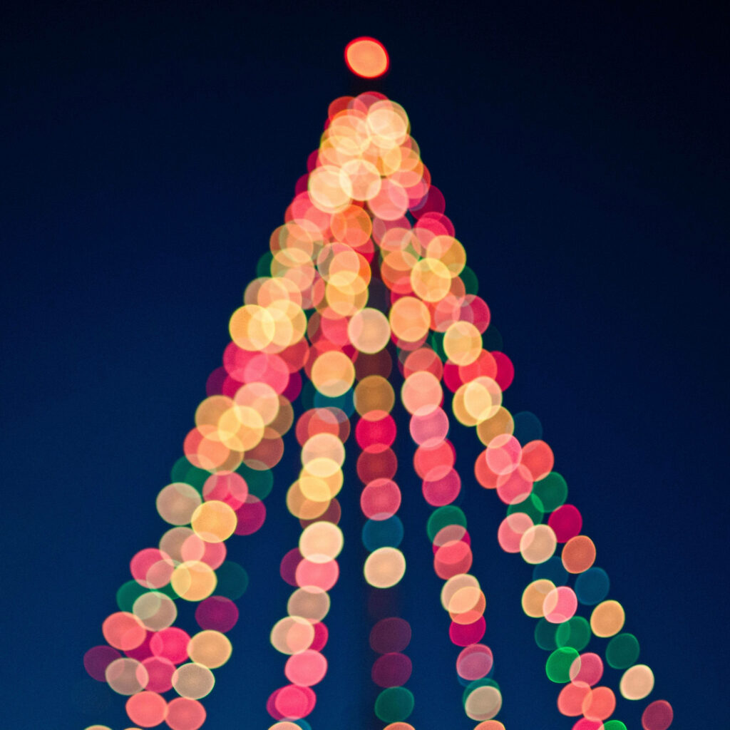 Vibrant Wallpaper: Blurred Christmas Tree Lights on Dark Background