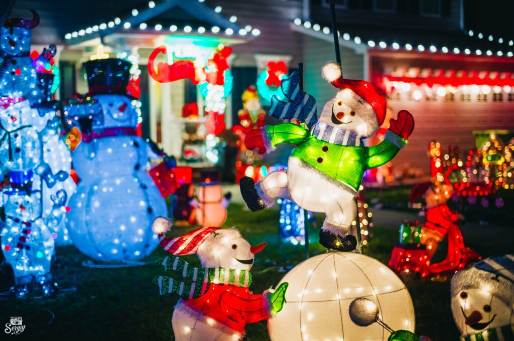 Vibrant Christmas Wallpaper with Cheerful Snowmen & Holiday Decor
